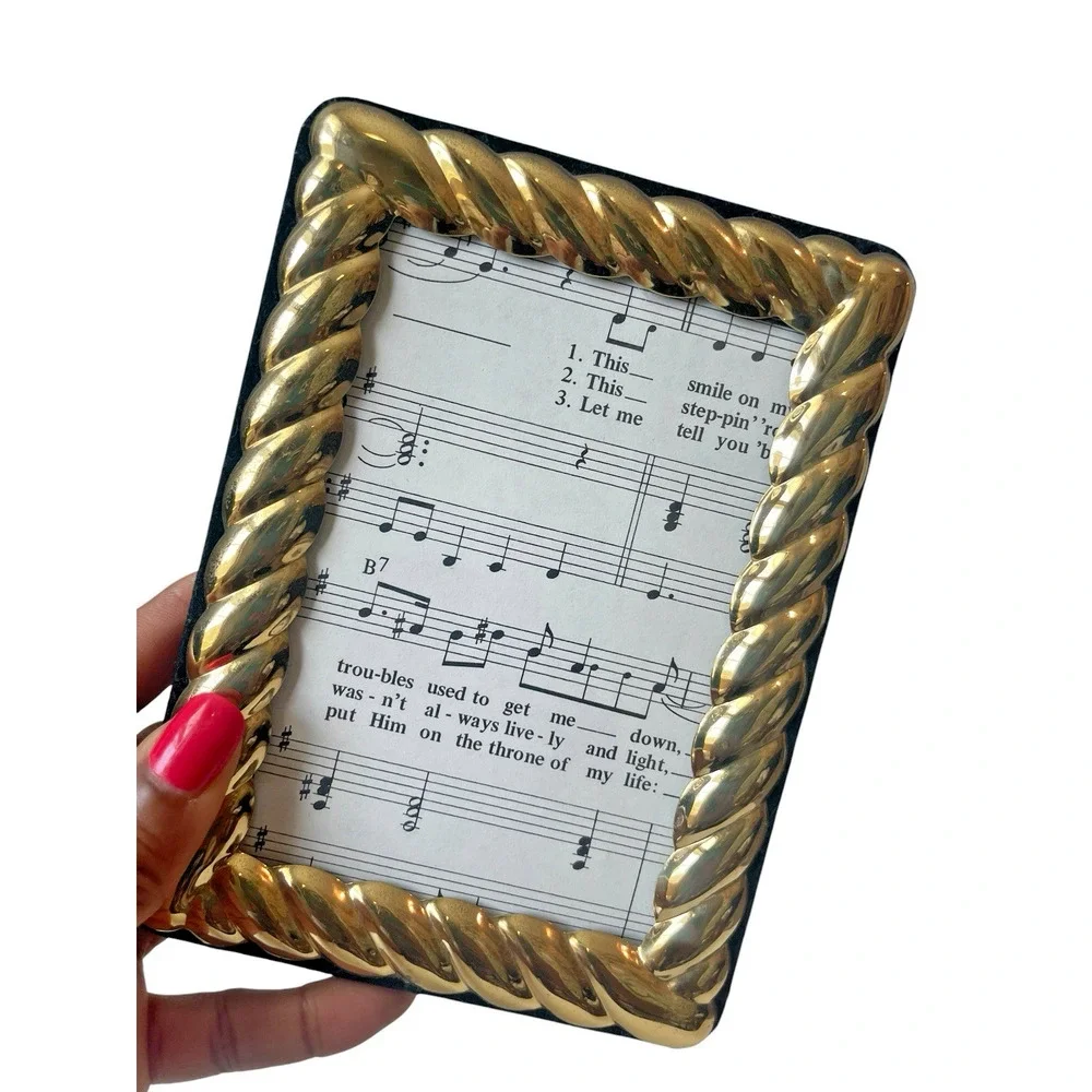 Vintage Gold Twist Frame 3.5x5 Photo Minimalist Modern Vintage 90s Sleek Simple